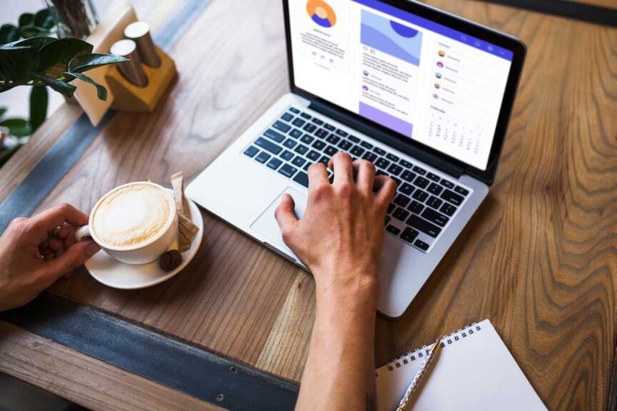 Administrador acompanhando um painel de controle no laptop
