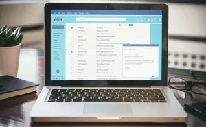 Computador exibindo uma mensagem de férias.